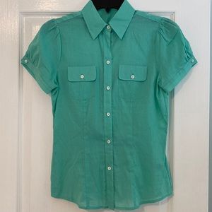 The limited green front pocket button down short sleeve top. XS